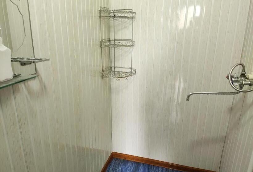 اتاق استاندارد چهارنفره با سرویس بهداشتی مشترک, Goziyon Hostel