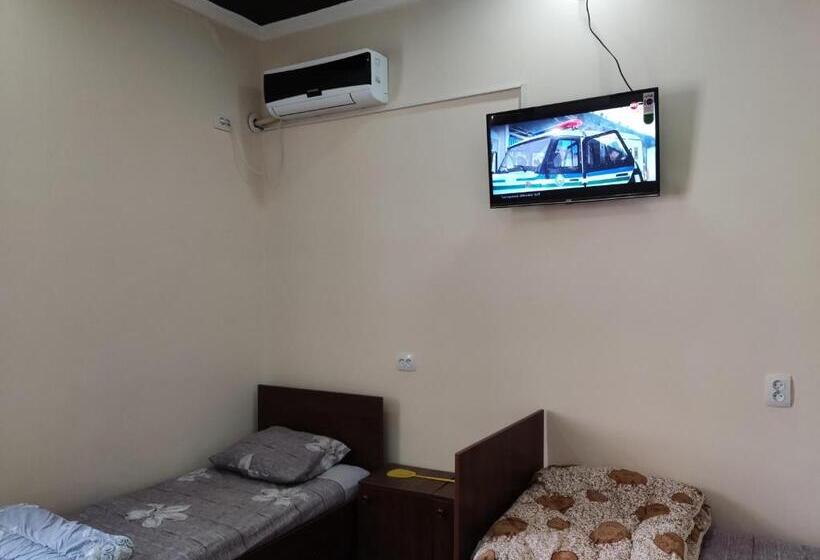 اتاق استاندارد چهارنفره با سرویس بهداشتی مشترک, Goziyon Hostel
