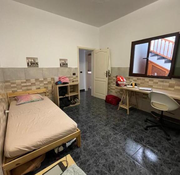 اتاق اکونومی, Sunset House