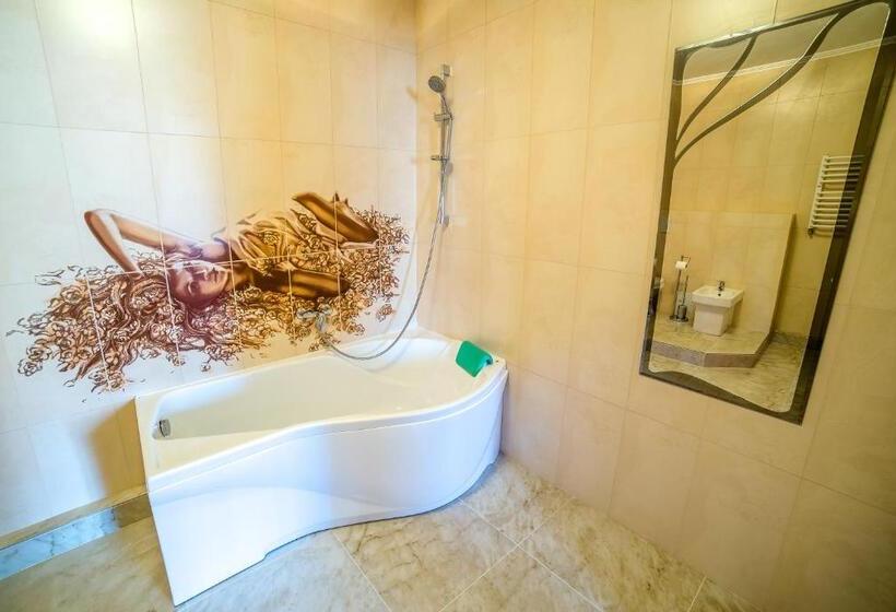 اتاق لوکس با بالکن, Globus