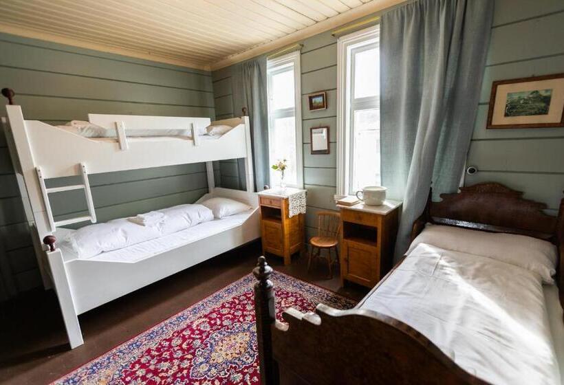 バスルーム共有のトリプルスタンダード, Lodgen Stryn