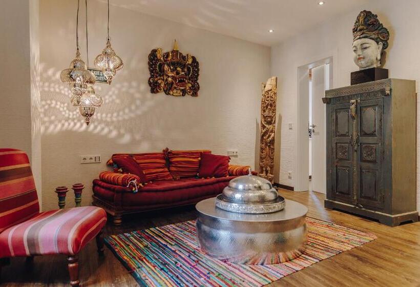 جناح, Little 7   Boutique