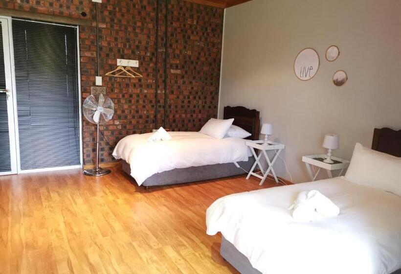 Трехместный Номер Стандарт Вид на Сад, En Route Guest House