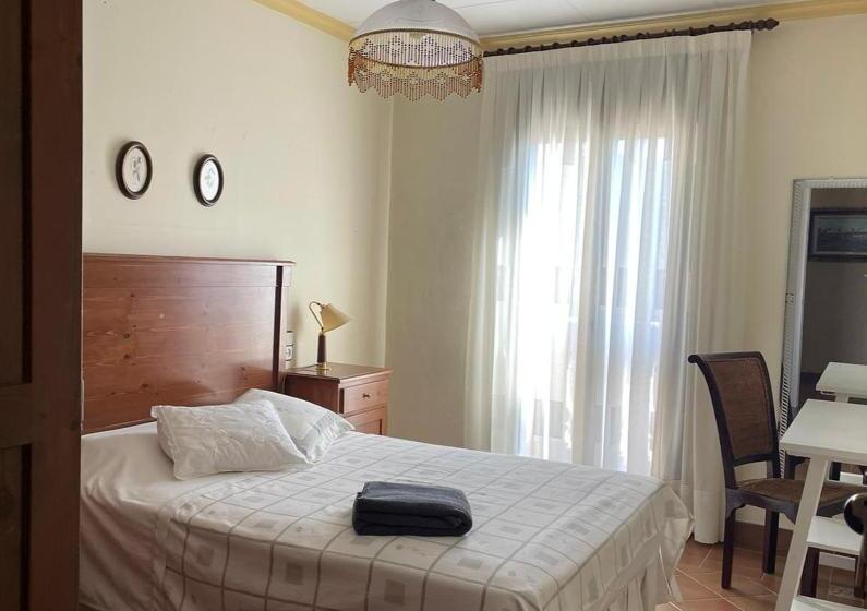 اتاق استاندارد با سرویس بهداشتی مشترک, Habitaciones En Villa Coliving Masía Rural