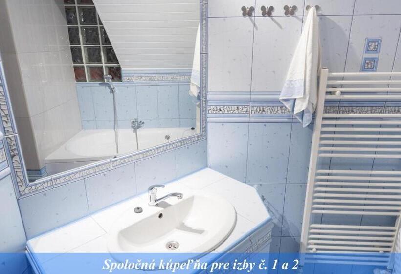 带共用浴室的标准房间, Ubytovanie Adina Poltár