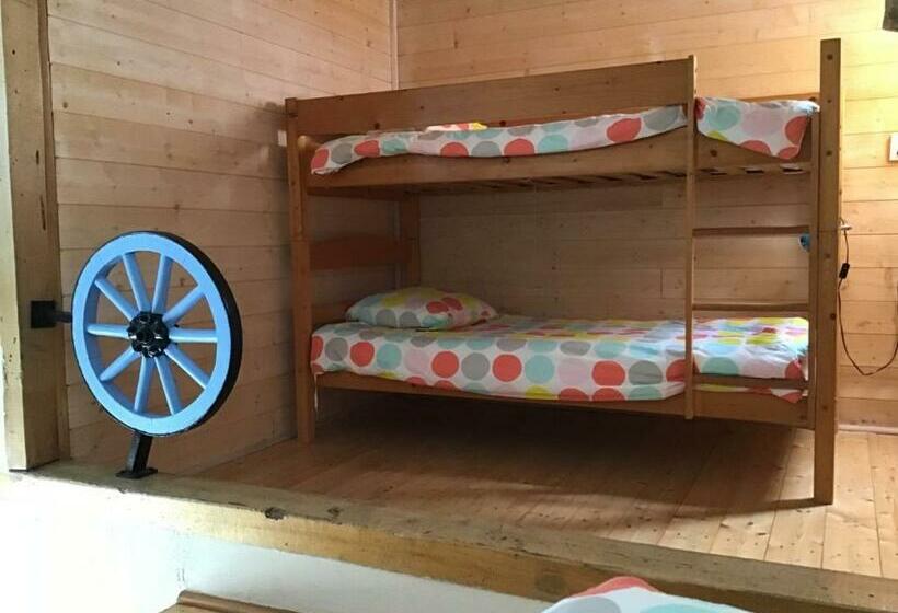 Семейный Номер, Domaine D En Haut