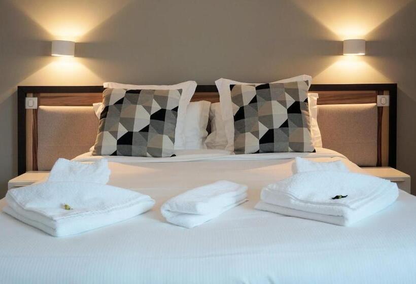 Четырехместный Номер Стандарт, Logis Hôtel Le Confluent