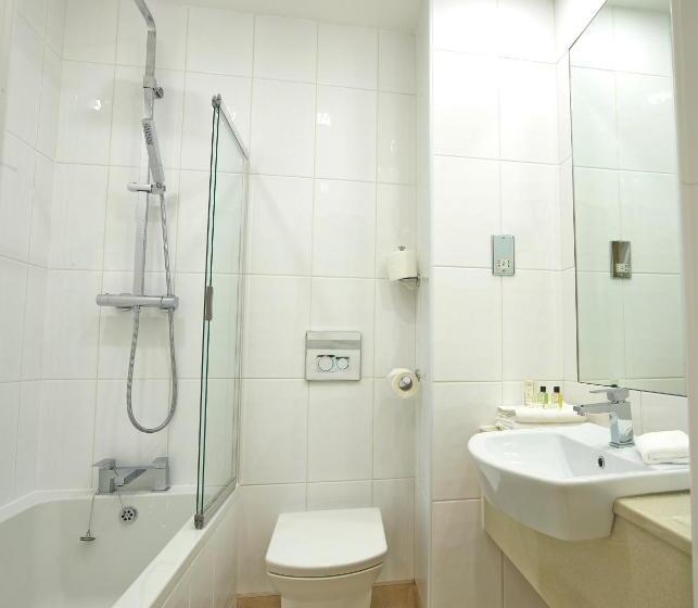 اتاق استاندارد, The Briar Court
