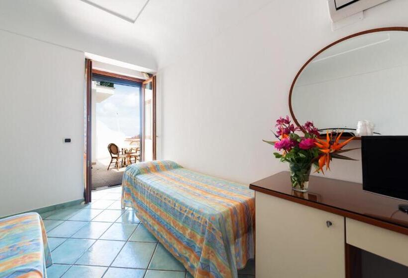 Номер Стандарт Трехместный, La Capannina   Hotel & Apartments