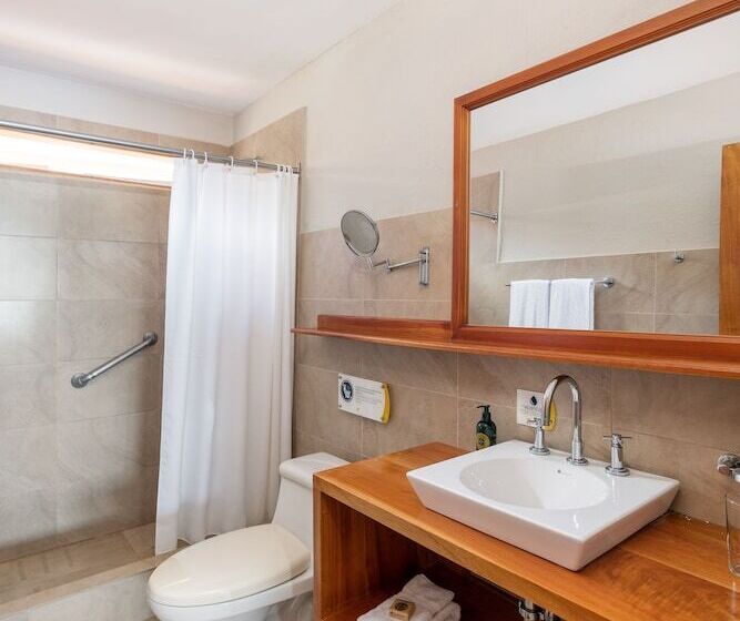 Полулюкс, Blu Galapagos Sustainable Waterfront Lodge