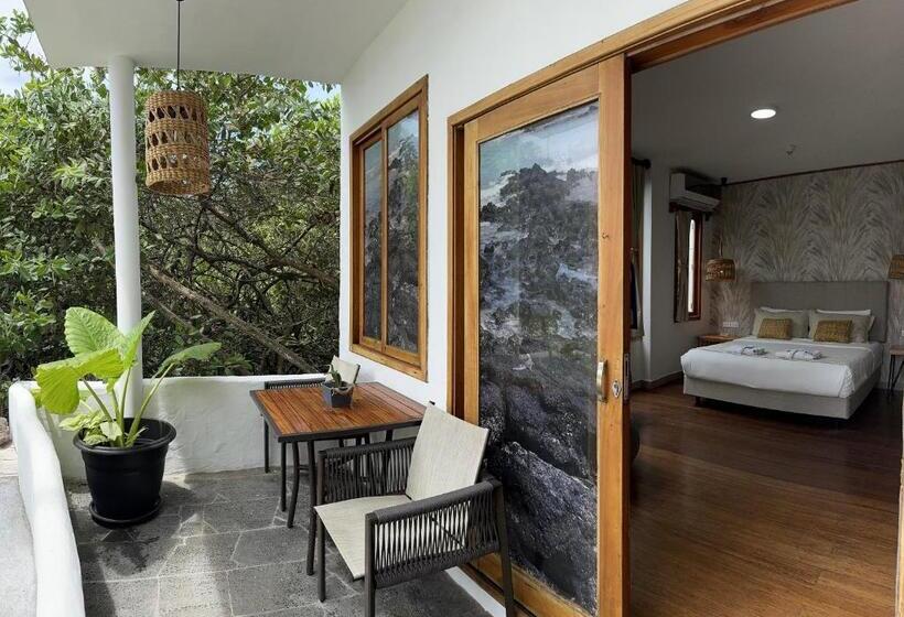 Полулюкс, Blu Galapagos Sustainable Waterfront Lodge