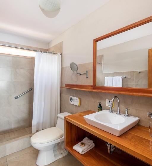 Полулюкс, Blu Galapagos Sustainable Waterfront Lodge
