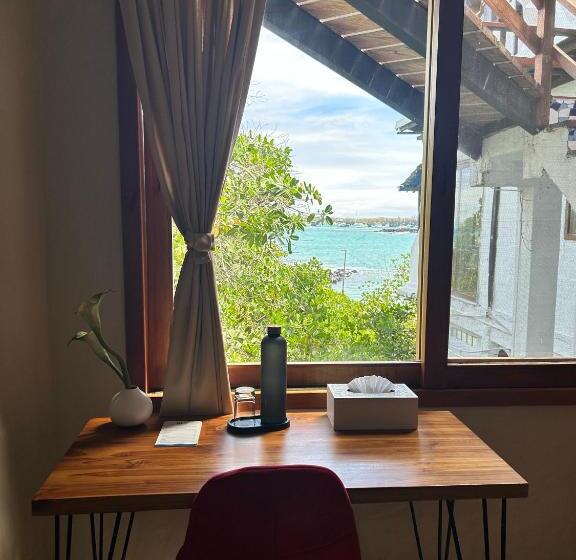 Полулюкс, Blu Galapagos Sustainable Waterfront Lodge