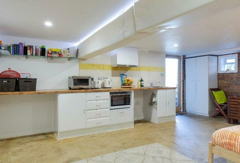 스탠다드 스튜디오, Modern & Homely Comfort