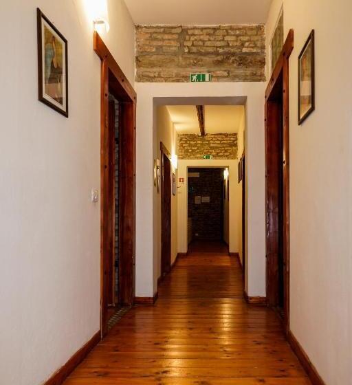 نمای استخر اتاق استاندارد چهارنفره, La Locanda Degli Artisti