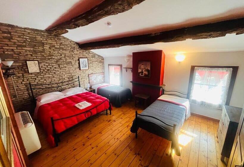 نمای استخر اتاق استاندارد چهارنفره, La Locanda Degli Artisti