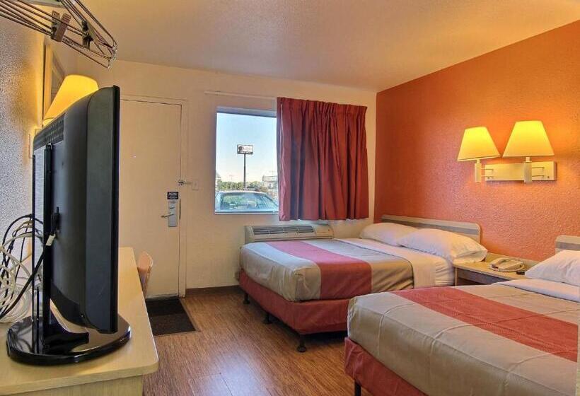 디럭스 4인 룸, Motel 6 Bismarck, Nd