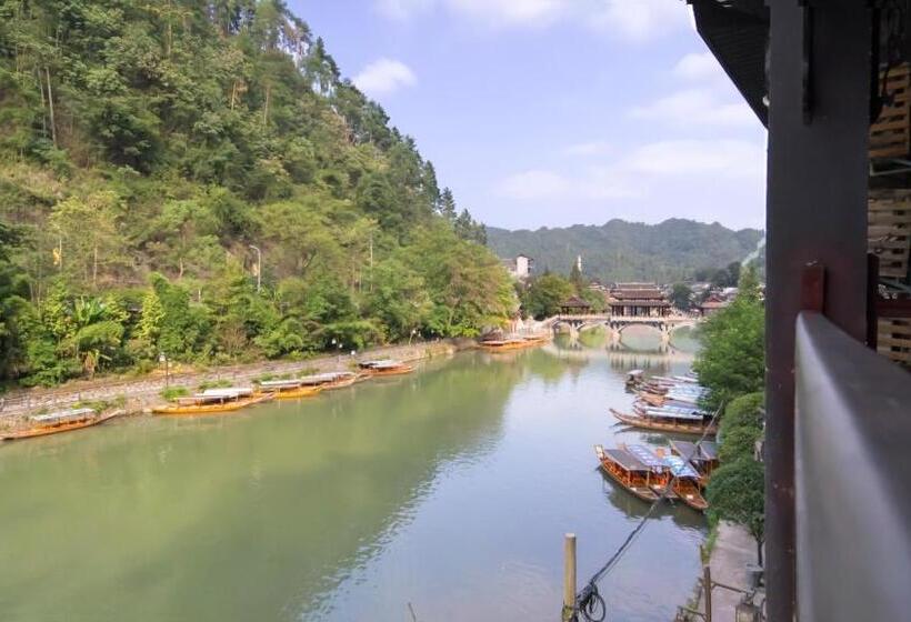 Номер Deluxe с Балконом, Fenghuang Tujia Ethnic Minority River View
