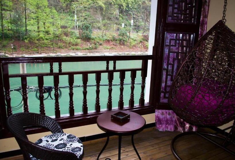 Номер Deluxe с Балконом, Fenghuang Tujia Ethnic Minority River View