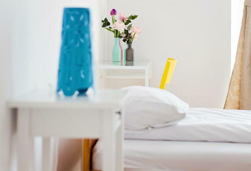Номер Стандарт, Hostel Królewska