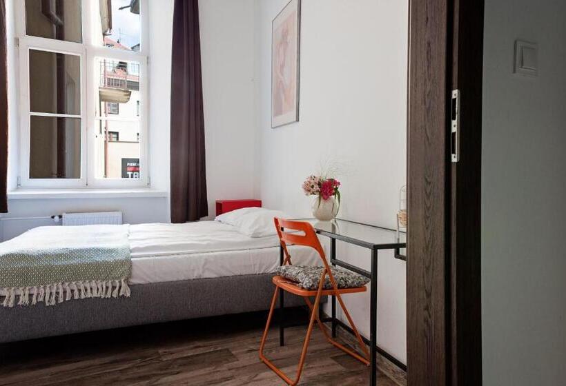 Номер Стандарт, Hostel Królewska