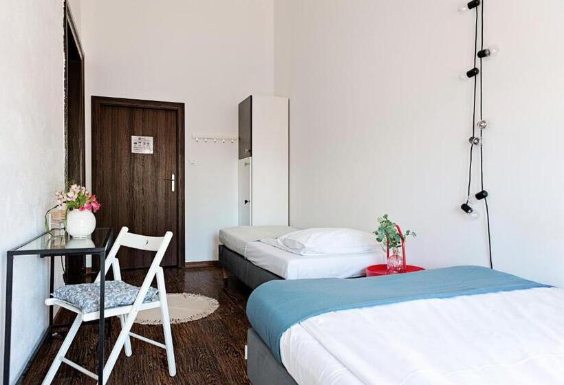 Номер Стандарт, Hostel Królewska