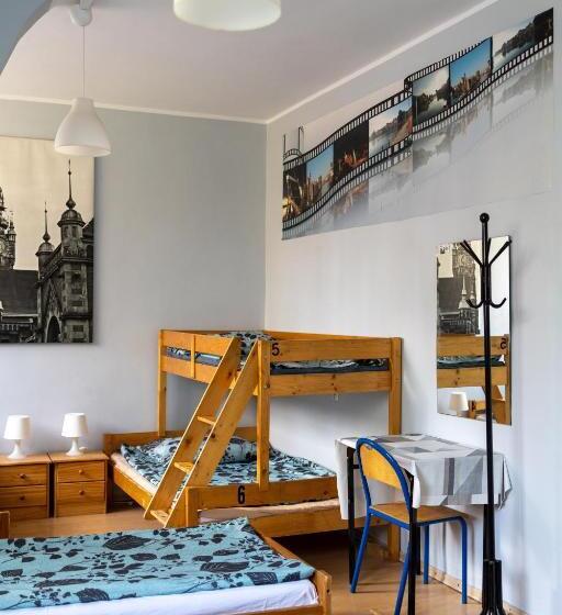 تختخواب در اتاق مشترک, Hostel Universus