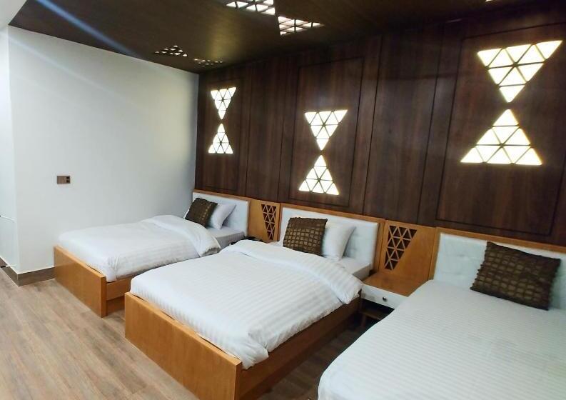 豪华三人间, Grand Hotel Quetta