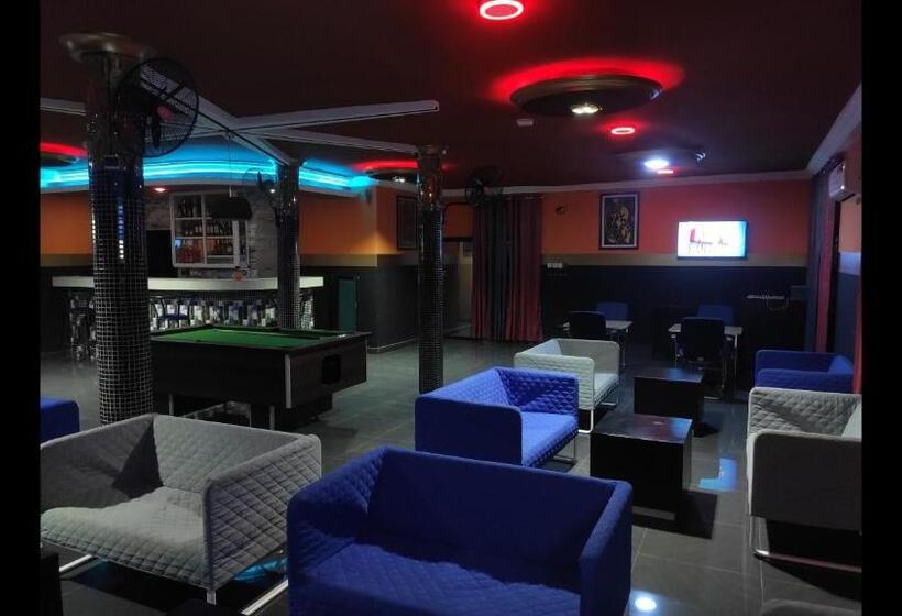اتاق استاندارد سه نفره, Room In Guest Room   Deluxe Twin Beds That Sleeps 3 In Royal Blue Guest House And Bar