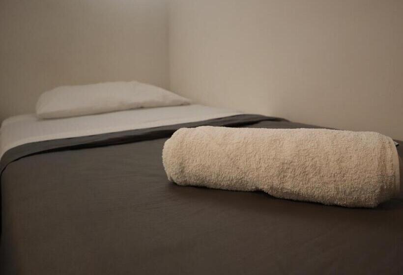 标准单人间, Hostal Litoral