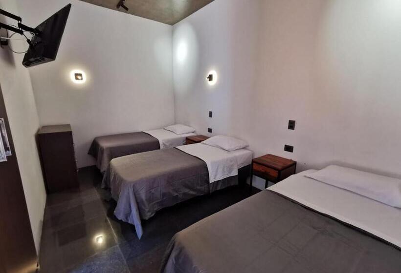 标准三人间, Hostal Litoral