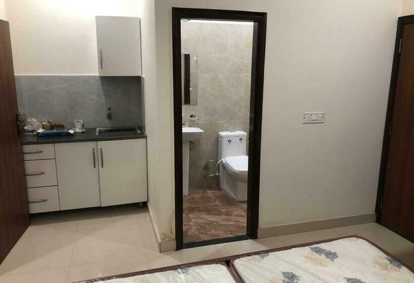 Трехместный Номер Deluxe, Pop 80627j  Crowne Plaza