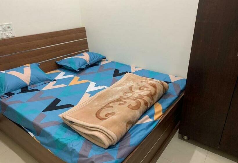 Трехместный Номер Deluxe, Pop 80627j  Crowne Plaza