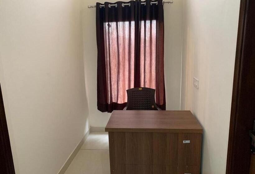 Трехместный Номер Deluxe, Pop 80627j  Crowne Plaza