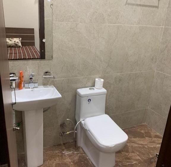 Трехместный Номер Deluxe, Pop 80627j  Crowne Plaza