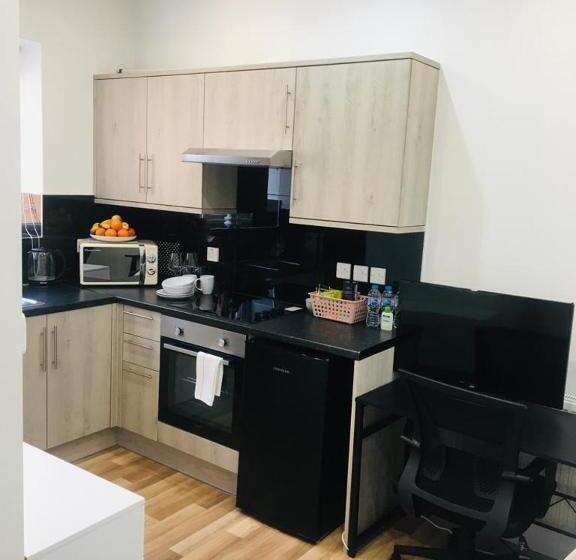 Студия Стандарт, Private Apartment  Centre Of West London  Next To Tube Station & Bus Link