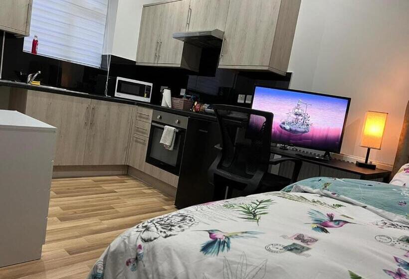 Студия Стандарт, Private Apartment  Centre Of West London  Next To Tube Station & Bus Link