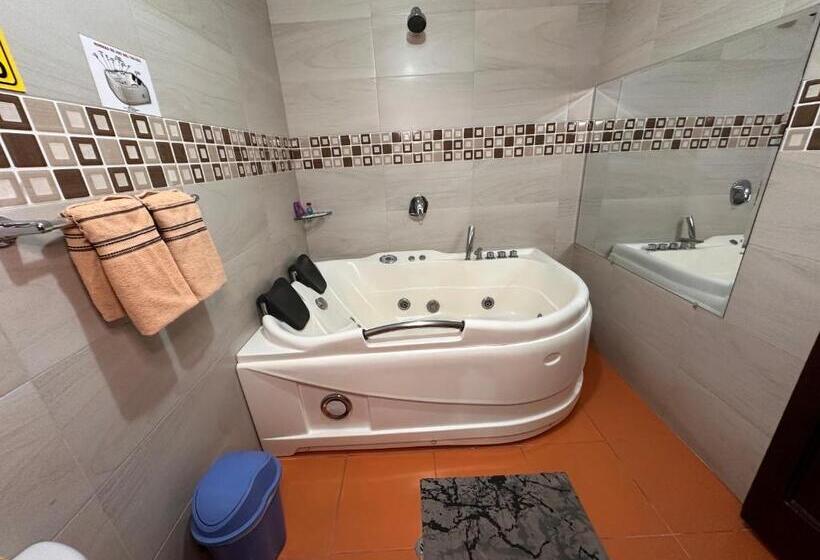 اتاق لوکس با وان آب گرم, Hostal La Perla Del Sur