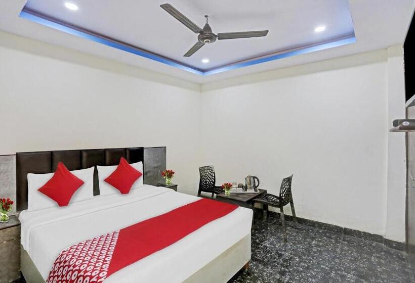 トリプルクラシックルーム, Flagship Royal Palace Guest House Near Vishwa Vidyalaya Metro Station