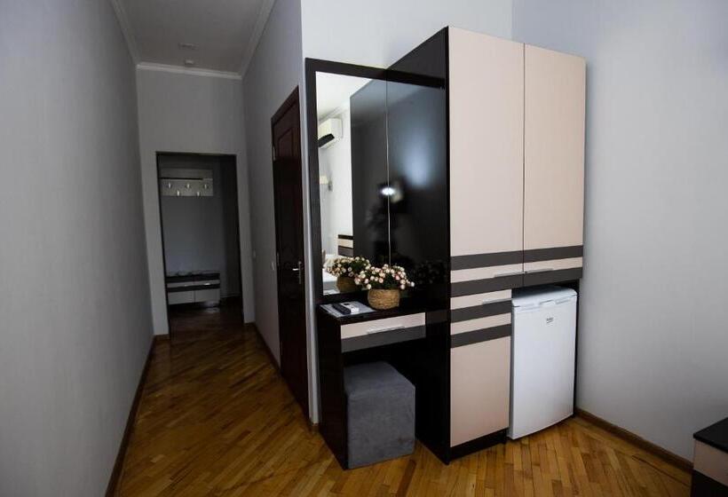 스위트, Tigran Mets Yerevan