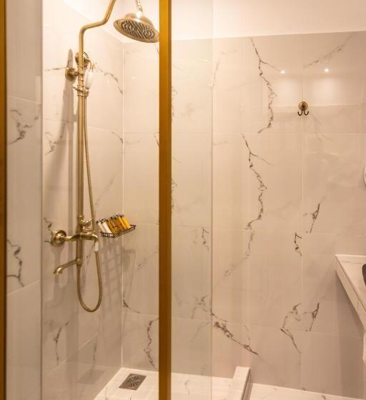 جناح مزوَّد بشرفة, Pandrosos Divine Suites