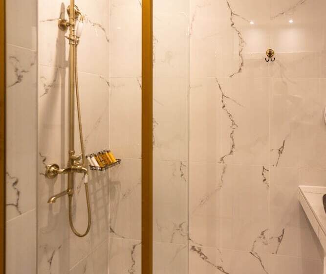 جناح مزوَّد بشرفة, Pandrosos Divine Suites