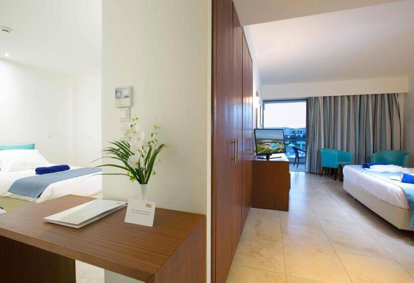 家庭间, Asterias Beach Resort