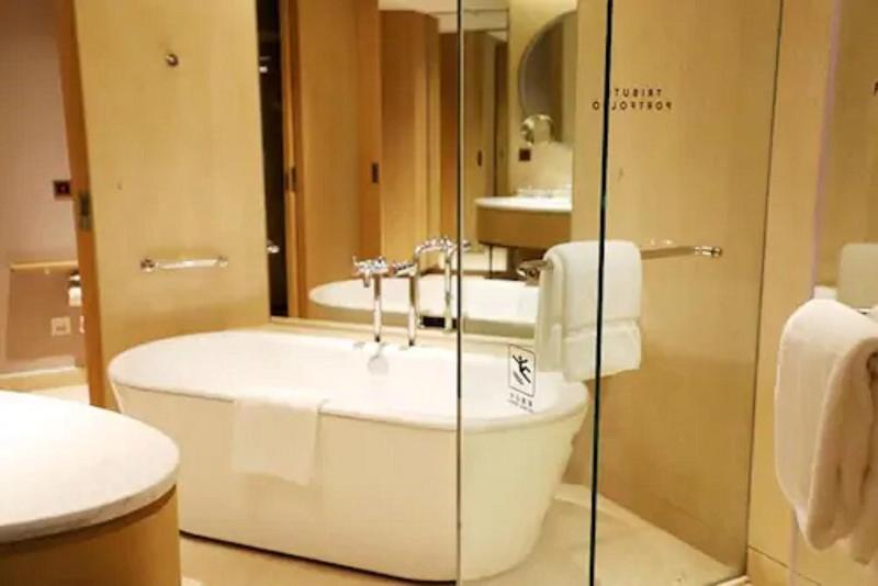 جناح رئاسى, Francis Phillip Motor Inn And The Lodge