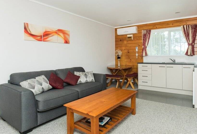 Студия Deluxe, Tudor Park Motel