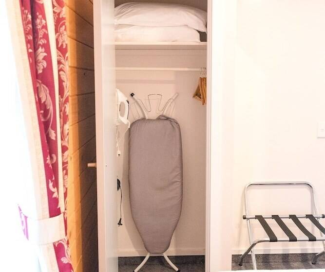 침실 2개 아파트, Tudor Park Motel