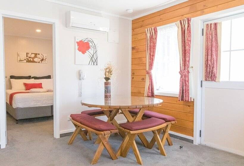 침실 2개 아파트, Tudor Park Motel