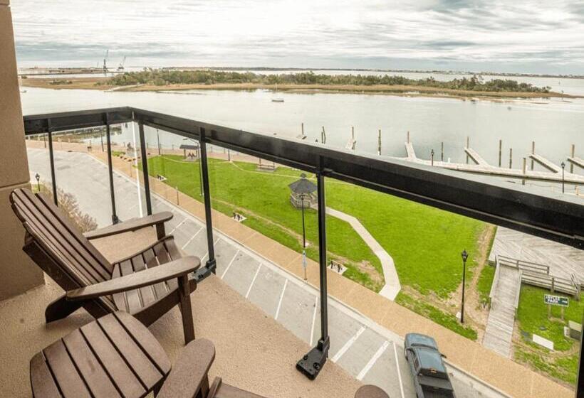 스위트 킹사이즈 침대, Bask Hotel At Big Rock Landing