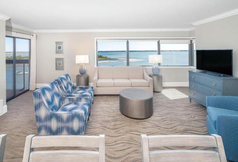 스위트 킹사이즈 침대, Bask Hotel At Big Rock Landing