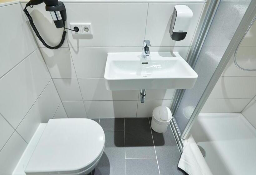 베이직 3인 룸, Mcdreams Hotel Mönchengladbach